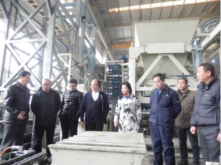 仁创集团秦升益董事长莅临银马免烧砖机指导工作