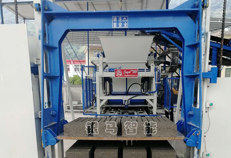 人行道步道砖机：技术猿为您解析传输设备撒料原因！